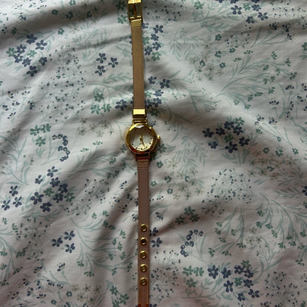 Timeless Gold Watch with Elegant Design